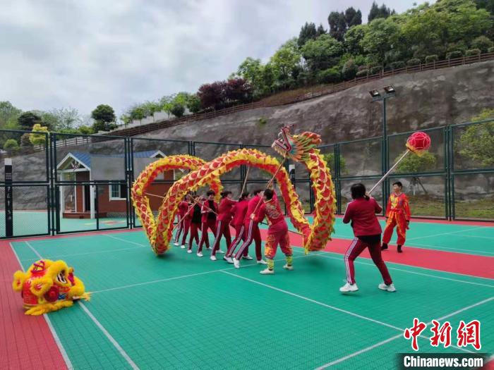 伍家乡文化体育服务中心户外运动场上,居民正在进行舞龙训练 郝凌宇 摄 伍家乡文化体育服务中心户外运动场上,居民正在进行舞龙训练 郝凌宇 摄