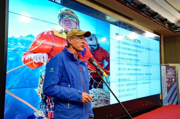 美国登山家、国际攀登向导、成都领攀登山培训学校校长曾山分享中。中国登山协会供图 美国登山家、国际攀登向导、成都领攀登山培训学校校长曾山分享中。中国登山协会供图
