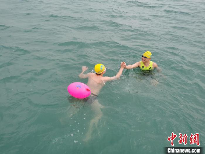 泳者海中接力。 主办方供图 摄 泳者海中接力。 主办方供图 摄