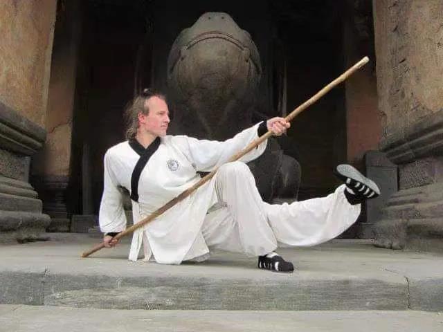 杰克展示棍法。曹玲玲 摄 杰克展示棍法。曹玲玲 摄