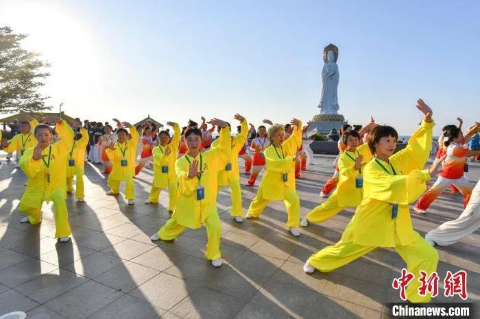 太极爱好者齐聚三亚以拳会友 骆云飞 摄 太极爱好者齐聚三亚以拳会友 骆云飞 摄