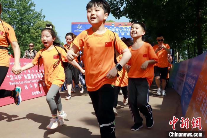 4月30日，第十二届中国卫星导航年会“北斗杯”全国青少年体育大赛北斗智慧跑活动在湖南常德举行。　主办方供图 摄