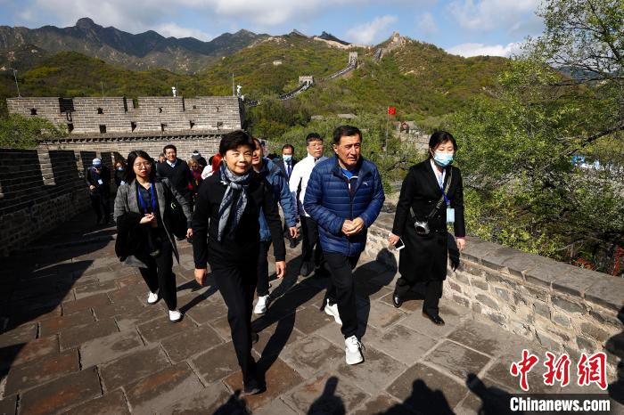 4月30日,“上合组织走进冬奥”2021上合组织马拉松系列赛新闻发布会在北京八达岭长城景区举办。 中新社记者 富田 摄 4月30日,“上合组织走进冬奥”2021上合组织马拉松系列赛新闻发布会在北京八达岭长城景区举办。 /p中新社记者 富田 摄