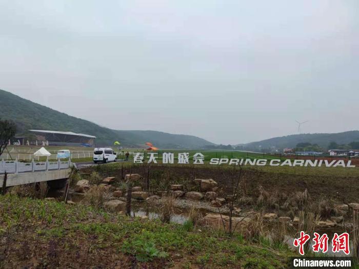 圣境山滑翔伞基地中的生态跑道与降落区域 郝凌宇 摄 圣境山滑翔伞基地中的生态跑道与降落区域 郝凌宇 摄