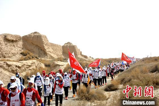 图为参赛选手徒步穿越世界文化遗产锁阳城遗址。 马晶晶 摄 图为参赛选手徒步穿越世界文化遗产锁阳城遗址。 马晶晶 摄