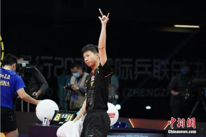 资料图：在郑州进行的2020国际乒联总决赛男子单打决赛中，中国选手马龙以4比1战胜队友樊振东，夺得冠军。/p中新社记者 阚力 摄