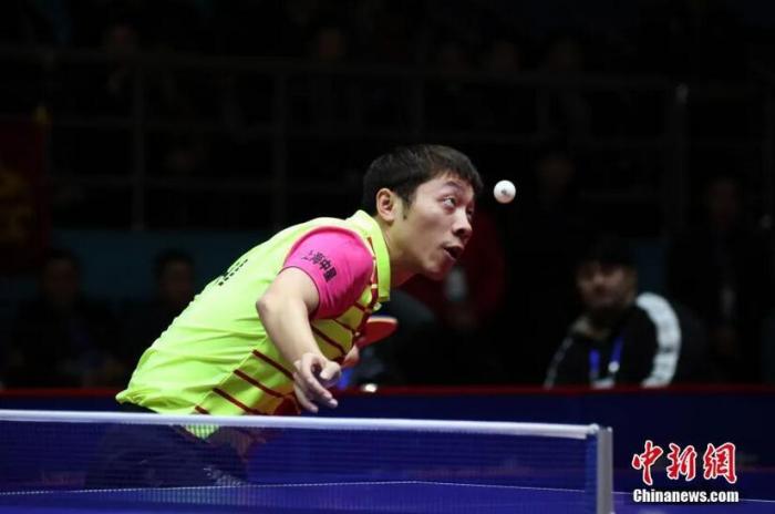 资料图：2018-2019中国乒乓球俱乐部超级联赛男团第15轮比赛正式展开，樊振东率领八一南昌队主场迎战许昕领衔的上海中星队。/p中新社记者 刘占昆 摄