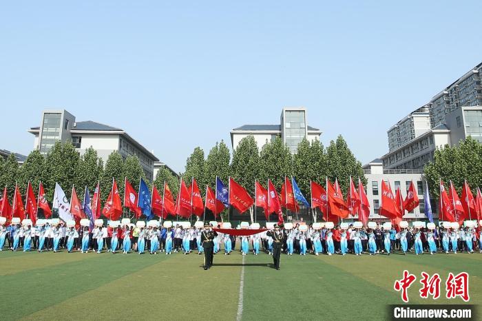 图为河南省大学生第二十一届田径运动会开幕式现场 翟浩辰 摄 图为河南省大学生第二十一届田径运动会开幕式现场 翟浩辰 摄
