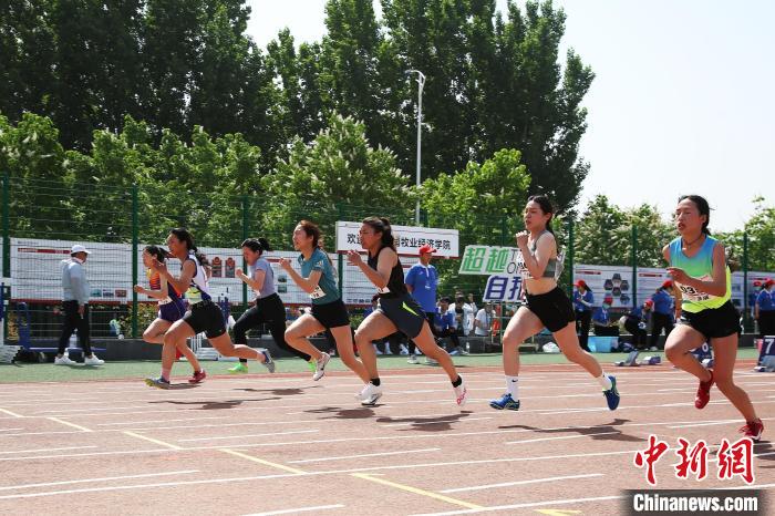 图为正在进行激烈角逐的女运动员们 翟浩辰 摄 图为正在进行激烈角逐的女运动员们 翟浩辰 摄