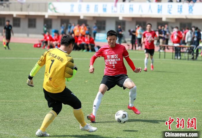 图为开幕式后进行的首场比赛。 中新社记者 贾天勇 摄 图为开幕式后进行的首场比赛。 /p中新社记者 贾天勇 摄
