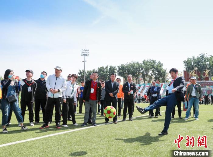图为中国足协副主席高洪波展示射门脚法。 中新社记者 贾天勇 摄 图为中国足协副主席高洪波展示射门脚法。 /p中新社记者 贾天勇 摄