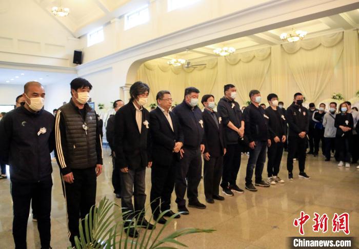 图为大连足球界人士为张恩华送别。 王华 摄 图为大连足球界人士为张恩华送别。 王华 摄