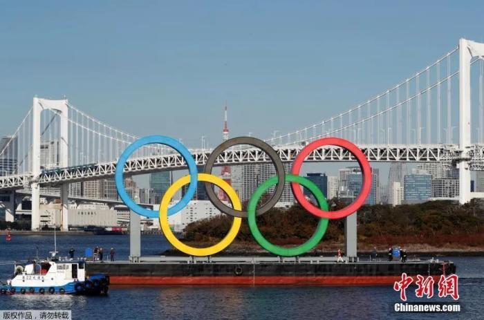 资料图:当地时间2020年12月1日,正在用船运输的奥运五环标志,时隔4个月的安全检查和维修后,重新回到东京湾上。 资料图:当地时间2020年12月1日,正在用船运输的奥运五环标志,时隔4个月的安全检查和维修后,重新回到东京湾上。