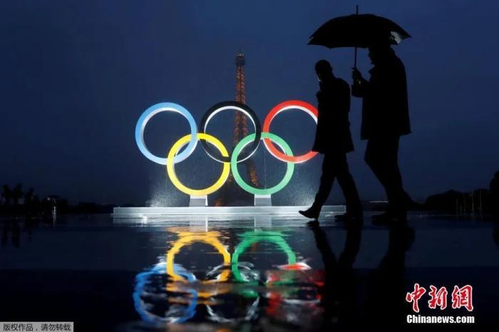 资料图:当地时间2017年9月13日,法国巴黎,奥运五环标志在埃菲尔铁塔前竖立。 资料图:当地时间2017年9月13日,法国巴黎,奥运五环标志在埃菲尔铁塔前竖立。