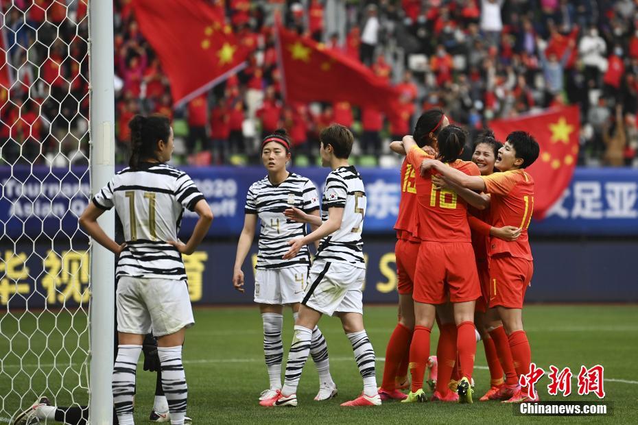 4月13日,中韩女足奥预赛附加赛次回合比赛在苏州打响。首回合2:1领先的中国女足,在次回合0:2落后的情况下完成逆转,最终经加时以总比分4:3击败对手,获得东京奥运会门票。图为比赛现场。图片来源:视觉中国 4月13日,中韩女足奥预赛附加赛次回合比赛在苏州打响。首回合2:1领先的中国女足,在次回合0:2落后的情况下完成逆转,最终经加时以总比分4:3击败对手,获得东京奥运会门票。图为比赛现场。图片来源:视觉中国