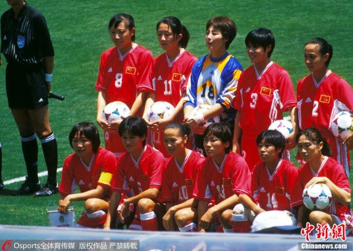 1999年世界杯决赛,中国女足出场阵容。图片来源:Osports全体育图片社 1999年世界杯决赛,中国女足出场阵容。图片来源:Osports全体育图片社