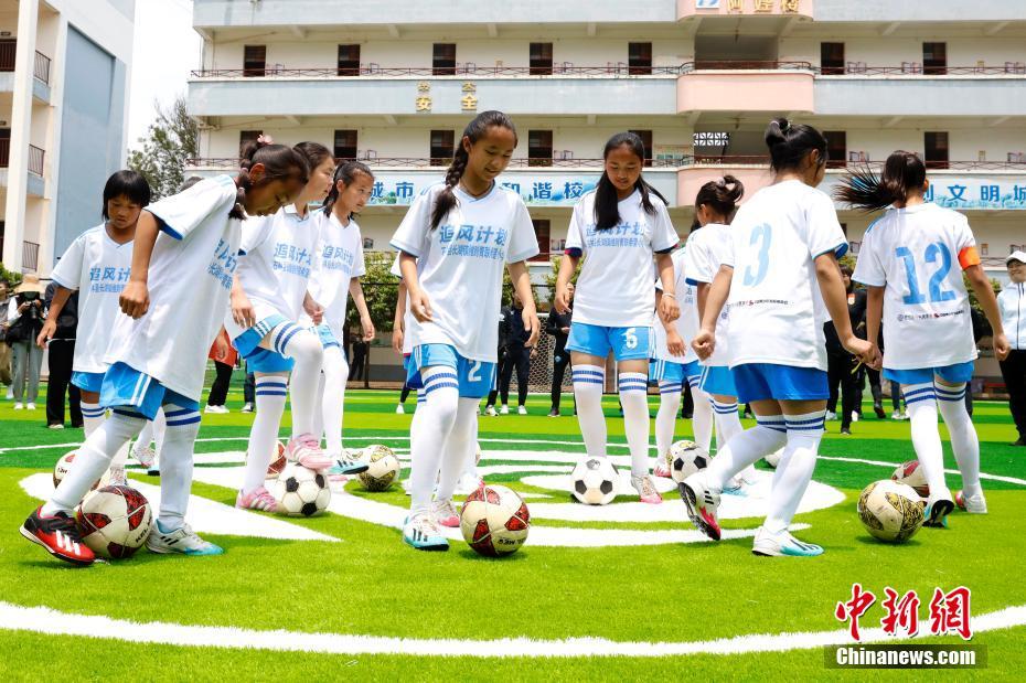 4月28日,小球员在新建成的足球场上训练。中新社记者 李嘉娴 摄 4月28日,小球员在新建成的足球场上训练。/p中新社记者 李嘉娴 摄