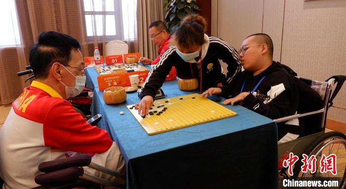 图为谢海涛(右一)正在比赛。 李隽 摄 图为谢海涛(右一)正在比赛。 李隽 摄