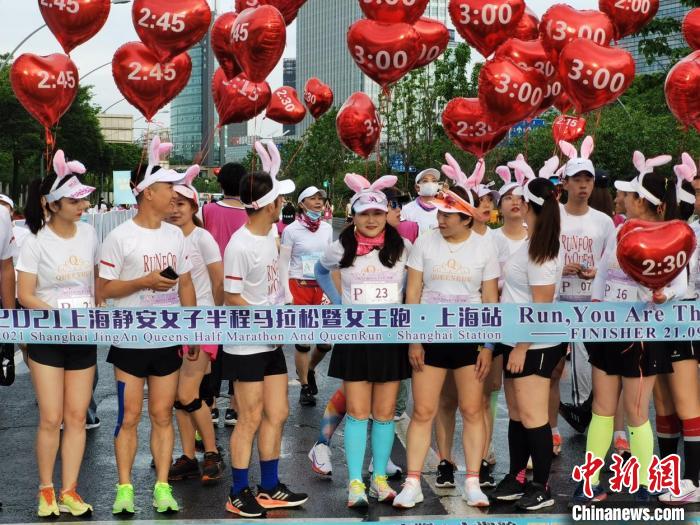 本届赛事设女子个人半程组、暖男陪跑半程组、5.2公里情侣组、个人组四个组别。 大赛组委会供图 本届赛事设女子个人半程组、暖男陪跑半程组、5.2公里情侣组、个人组四个组别。 大赛组委会供图