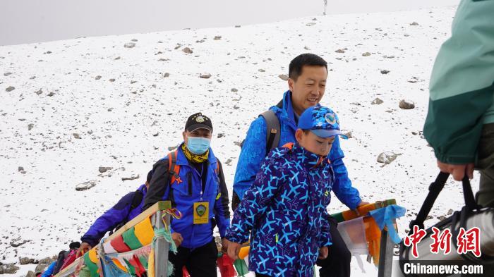 图为比赛选手攀登雪山。 郝进鹏 摄 图为比赛选手攀登雪山。 郝进鹏 摄