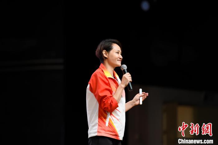 奥运会跳水冠军高敏分享成长经历。 何蓬磊 摄 奥运会跳水冠军高敏分享成长经历。 何蓬磊 摄