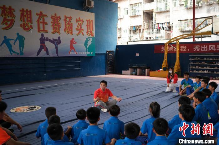 武术世界冠军赵庆建为孩子们进行训练指导。 何蓬磊 摄 武术世界冠军赵庆建为孩子们进行训练指导。 何蓬磊 摄