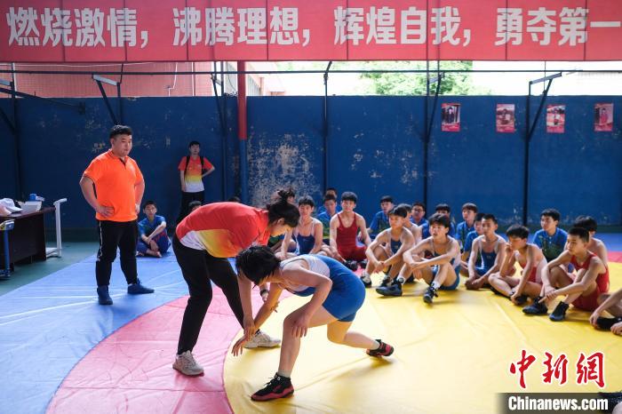 奥运会摔跤冠军王娇(前排左)为孩子们进行训练指导。 何蓬磊 摄 奥运会摔跤冠军王娇(前排左)为孩子们进行训练指导。 何蓬磊 摄