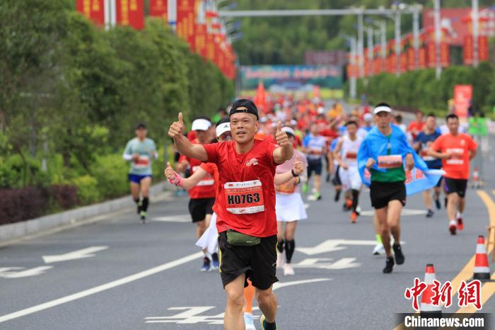 上杭“红古田”半程马拉松赛现场。 林斯乾 摄 上杭“红古田”半程马拉松赛现场。 林斯乾 摄