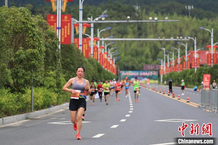 上杭“红古田”半程马拉松赛现场。 林斯乾 摄 上杭“红古田”半程马拉松赛现场。 林斯乾 摄