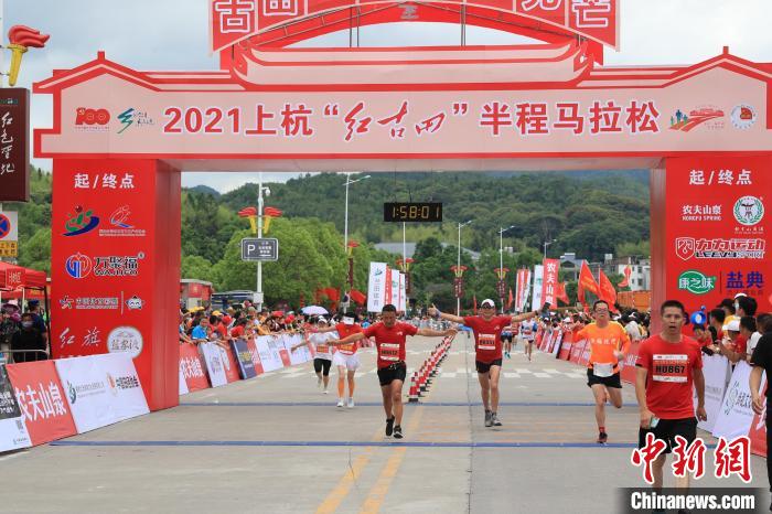 上杭“红古田”半程马拉松赛现场。 林斯乾 摄 上杭“红古田”半程马拉松赛现场。 林斯乾 摄