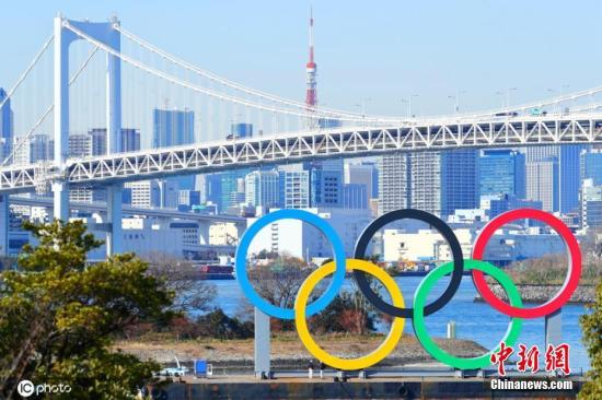 资料图:当地时间2月10日,日本东京,台场海滨公园展示奥运五环,迎接即将到来的东京奥运会。 资料图:当地时间2月10日,日本东京,台场海滨公园展示奥运五环,迎接即将到来的东京奥运会。