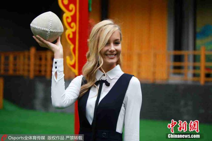 2016年首届世界足球文化高峰论坛淄博举行,佩莱女友瓦尔加举着临淄足球博物馆馆长马国庆赠送的蹴鞠。图片来源:Osports全体育图片社 2016年首届世界足球文化高峰论坛淄博举行,佩莱女友瓦尔加举着临淄足球博物馆馆长马国庆赠送的蹴鞠。图片来源:Osports全体育图片社