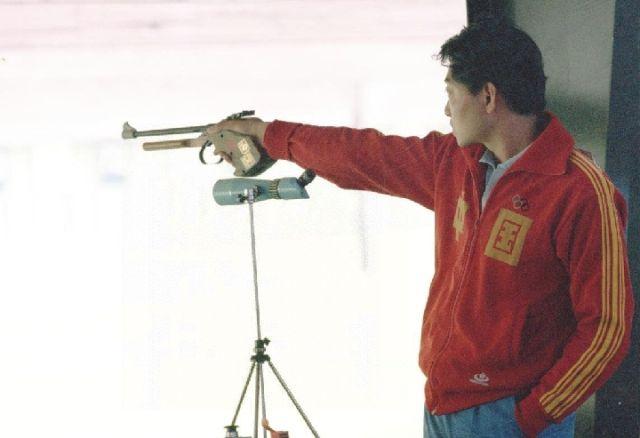 许海峰在洛杉矶奥运会男子自选手枪射击比赛中。来源:新华社体育 许海峰在洛杉矶奥运会男子自选手枪射击比赛中。来源:新华社体育
