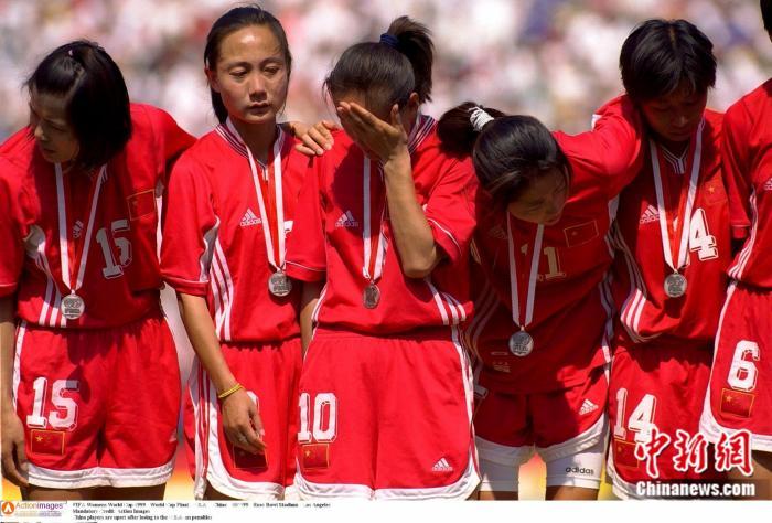 1999年世界杯决赛结束后,获得亚军的中国女足姑娘们留下了不甘的泪水。 1999年世界杯决赛结束后,获得亚军的中国女足姑娘们留下了不甘的泪水。