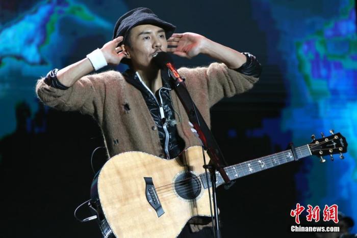 资料图:“欢乐象湖”顽兔音乐节在南昌华侨城欢乐象湖生态公园举行。朴树压轴亮相并献唱《平凡之路》《生如夏花》《那些花儿》《好好地》等诸多经典曲目。刘占昆 摄 资料图:“欢乐象湖”顽兔音乐节在南昌华侨城欢乐象湖生态公园举行。朴树压轴亮相并献唱《平凡之路》《生如夏花》《那些花儿》《好好地》等诸多经典曲目。刘占昆 摄