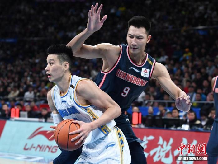 资料图:易建联(右)与林书豪在比赛中。中新社记者 崔楠 摄 资料图:易建联(右)与林书豪在比赛中。/p中新社记者 崔楠 摄