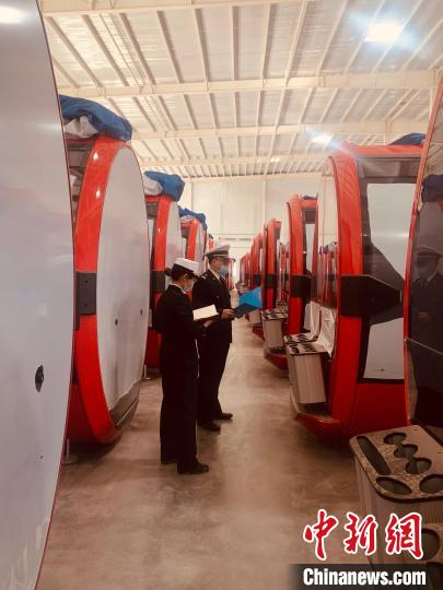 图为张家口海关关员验放冰雪货物 张蕾 摄 图为张家口海关关员验放冰雪货物 张蕾 摄