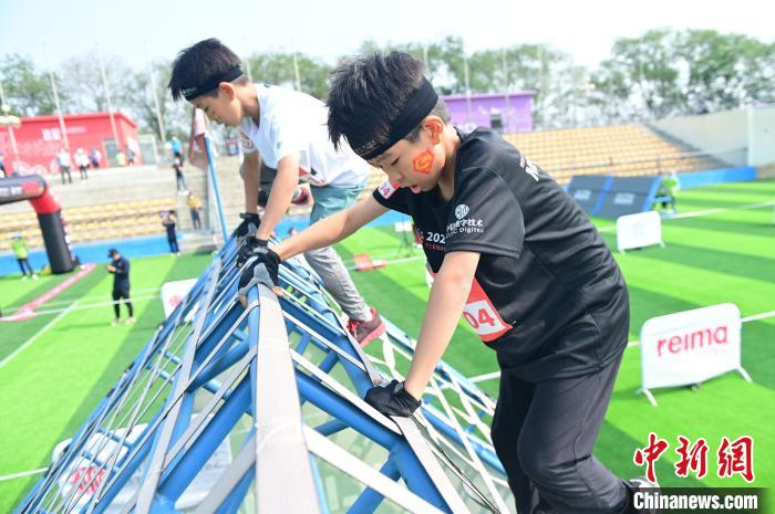 小选手们在比赛中 野蛮跑青少年障碍竞速赛供图 小选手们在比赛中 野蛮跑青少年障碍竞速赛供图