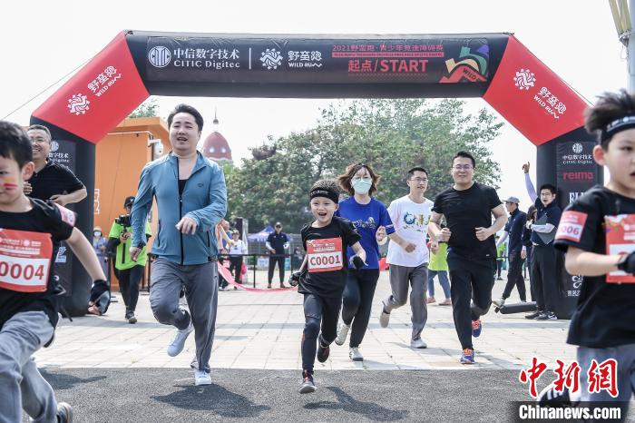 家庭一起参与比赛 野蛮跑青少年障碍竞速赛供图 家庭一起参与比赛 野蛮跑青少年障碍竞速赛供图