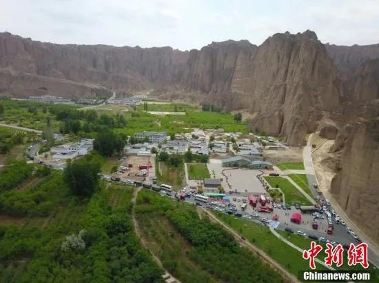 5月23日,甘肃白银市景泰县黄河石林景区内的救援车辆。(无人机照片) 中新社记者 高展 摄 5月23日,甘肃白银市景泰县黄河石林景区内的救援车辆。(无人机照片) /p中新社记者 高展 摄