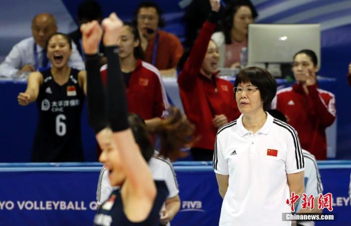 资料图:2019年东京奥运会女排预选赛,郎平在场边指挥。 资料图:2019年东京奥运会女排预选赛,郎平在场边指挥。