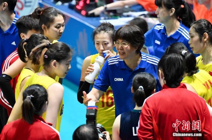 资料图:郎平在2019年世界女排联赛香港站的比赛中指挥队员。 资料图:郎平在2019年世界女排联赛香港站的比赛中指挥队员。