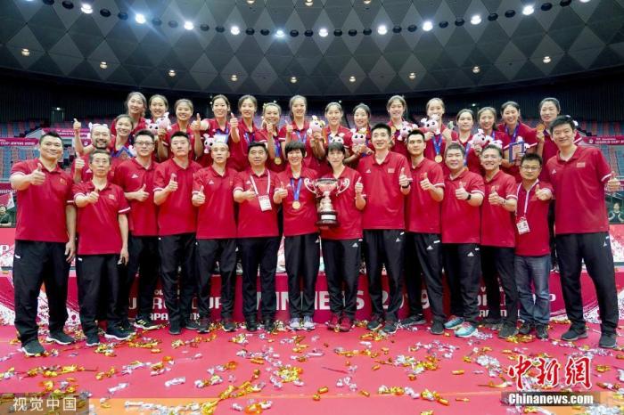 资料图：2019年女排世界杯颁奖仪式上，中国女排登上世界杯最高领奖台，实现了三大赛十冠王的壮举。LEO 摄 图片来源：视觉中国