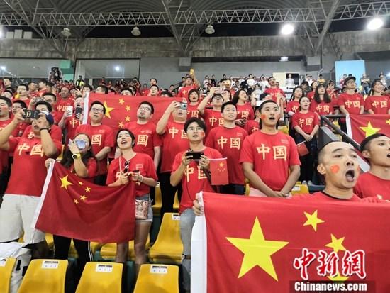 10月15日,2022年卡塔尔世界杯亚洲区预选赛第二阶段比赛(即40强赛)A组第四轮在菲律宾巴科洛德打响,中国男足客场迎战菲律宾队0:0战平 。图为在菲中国球迷到现场呐喊助威。中新社发 梁钰 摄 10月15日,2022年卡塔尔世界杯亚洲区预选赛第二阶段比赛(即40强赛)A组第四轮在菲律宾巴科洛德打响,中国男足客场迎战菲律宾队0:0战平 。图为在菲中国球迷到现场呐喊助威。/p中新社发 梁钰 摄