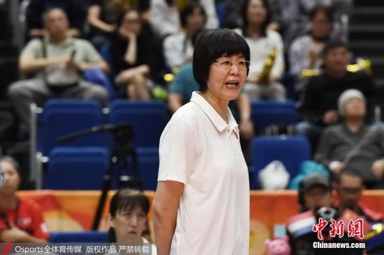 当地时间10月20日,2018女排世锦赛迎来一场铜牌战,中国女排在日本横滨迎战欧洲劲旅荷兰女排,经过3局激战,中国女排以25:22,25:19,25:14的成绩获得铜牌。大赛之前,郎平为球队定下前六的“小目标”。一路走来,中国女排双杀美国,以复赛全胜的战绩进入淘汰赛。虽然昨天惜败意大利,但中国姑娘们拼到了最后,打出了中国队的底蕴和精气神儿。中国女排必当再接再厉,向两年后的东京奥运发起冲击。 邢蕊/文 图片来源:Osports全体育图片社 当地时间10月20日,2018女排世锦赛迎来一场铜牌战,中国女排在日本横滨迎战欧洲劲旅荷兰女排,经过3局激战,中国女排以25:22,25:19,25:14的成绩获得铜牌。大赛之前,郎平为球队定下前六的“小目标”。一路走来,中国女排双杀美国,以复赛全胜的战绩进入淘汰赛。虽然昨天惜败意大利,但中国姑娘们拼到了最后,打出了中国队的底蕴和精气神儿。中国女排必当再接再厉,向两年后的东京奥运发起冲击。 邢蕊/文 图片来源:Osports全体育图片社