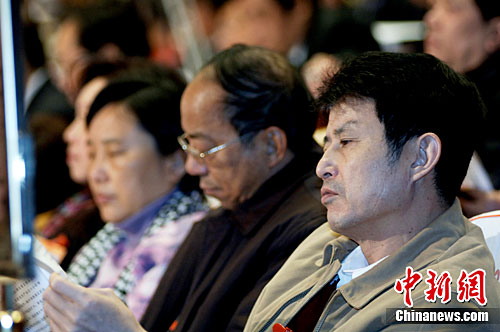 1月13日上午,福建省十一届人大四次会议在福州开幕,省长黄小晶作政府工作报告。图为人大代表,前中国女排主教练陈忠和(右一)出席开幕式。王东明 摄 1月13日上午,福建省十一届人大四次会议在福州开幕,省长黄小晶作政府工作报告。图为人大代表,前中国女排主教练陈忠和(右一)出席开幕式。王东明 摄