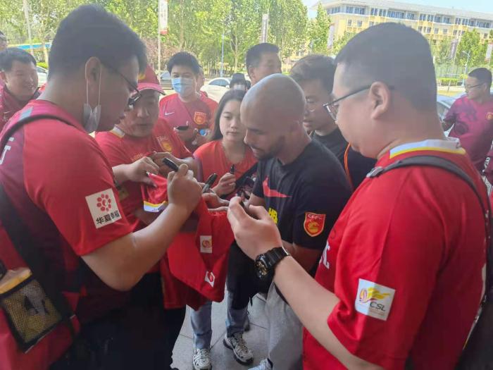 球员和球迷亲密互动。河北足球俱乐部供图 球员和球迷亲密互动。河北足球俱乐部供图