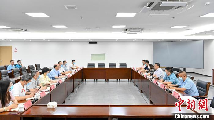 签约双方进行座谈交流 陈骥旻 摄 签约双方进行座谈交流 陈骥旻 摄