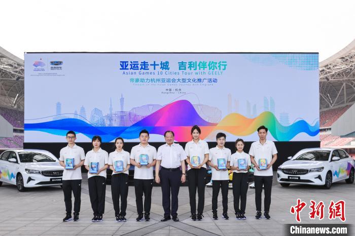 许海峰和年轻运动员合影。 杭州亚组委供图 许海峰和年轻运动员合影。 杭州亚组委供图