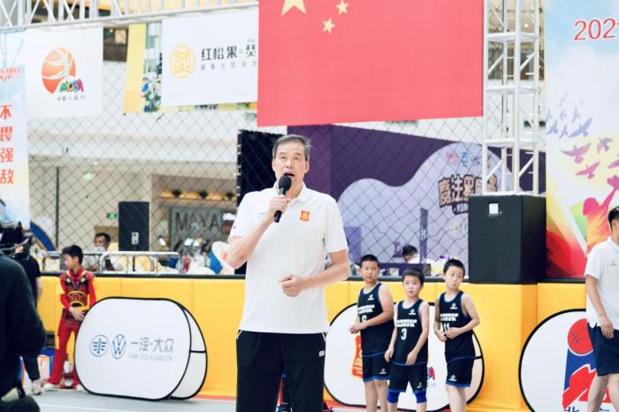 北京市篮球运动协会副秘书长薛正武宣布开幕。组委会供图 北京市篮球运动协会副秘书长薛正武宣布开幕。组委会供图